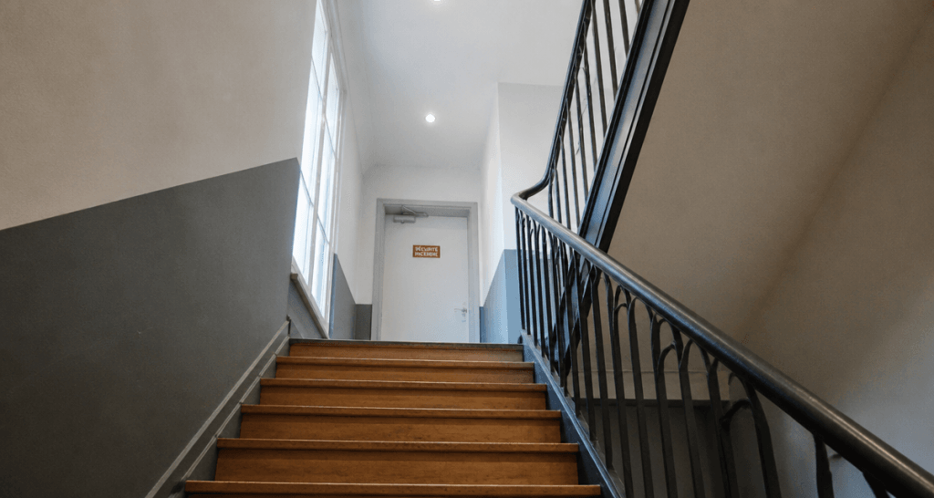 Cage d'escalier immeuble rénovée avec signalétique sécurité