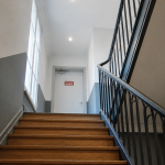 Cage d'escalier immeuble rénovée avec signalétique sécurité