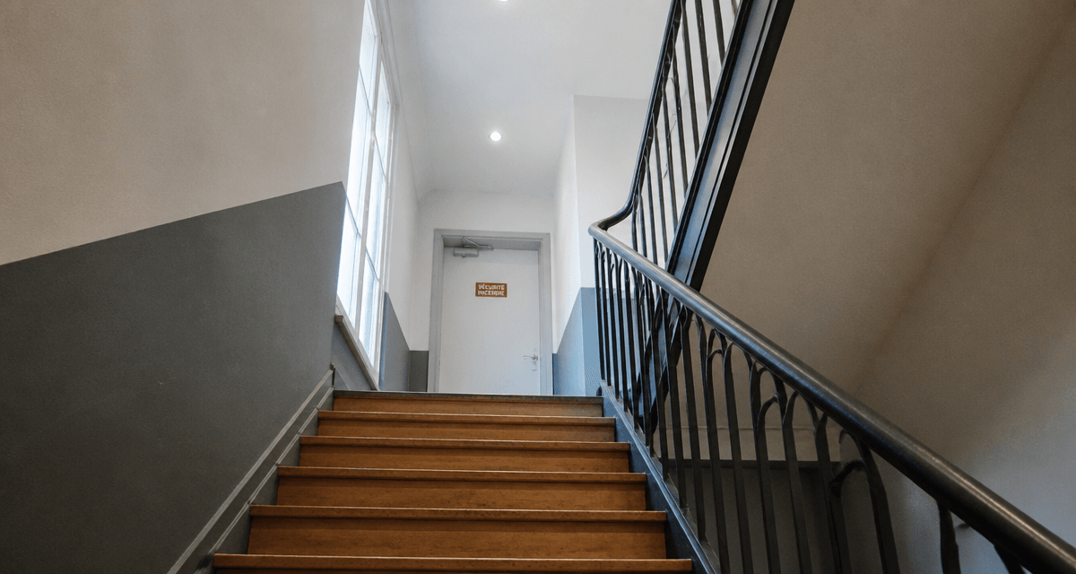 Cage d'escalier immeuble rénovée avec signalétique sécurité