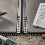 joint dilatation carrelage posé avec outils
