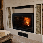 Habillage insert dans cheminée ancienne, plaques ignifugées et grilles de ventilation