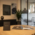 Decoration bureau entreprise accueil moderne, table bois et vitrophanie