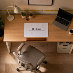 Distance entre bureau et mur : espace de 80 cm mesuré pour confort au bureau