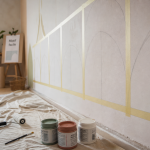 Fresque murale facile à faire : ruban et formes simples sur mur préparé