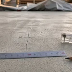 Dalle béton qui fissure au séchage : microfissures de retrait visibles