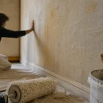 Peindre du tissu mural : mur tapissé textile avant travaux, rouleau et pinceau